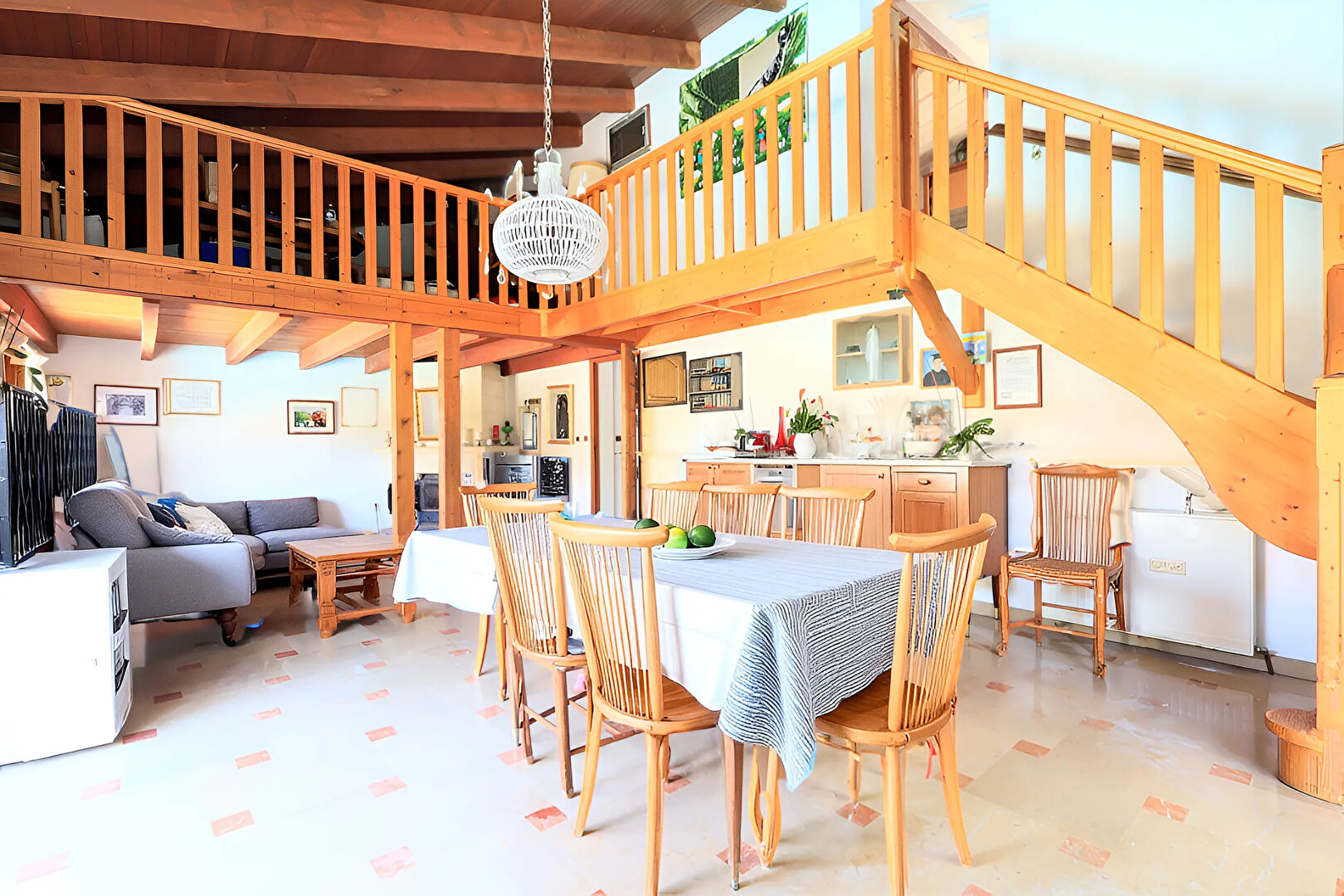 MAUGUIO CENTRE ? Vaste maison familiale avec piscine, jardin et fort potentiel d'aménagement.