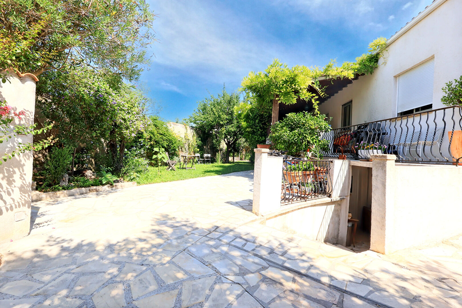 MAUGUIO CENTRE ? Vaste maison familiale avec piscine, jardin et fort potentiel d'aménagement.