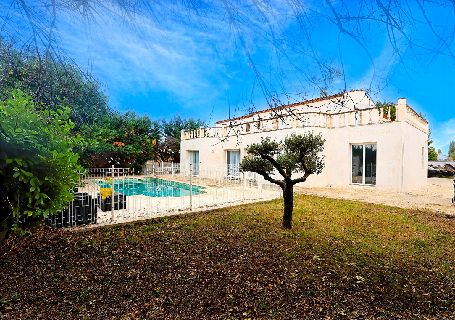 Villa T5 avec piscine de 224m² sur terrain de 995m²