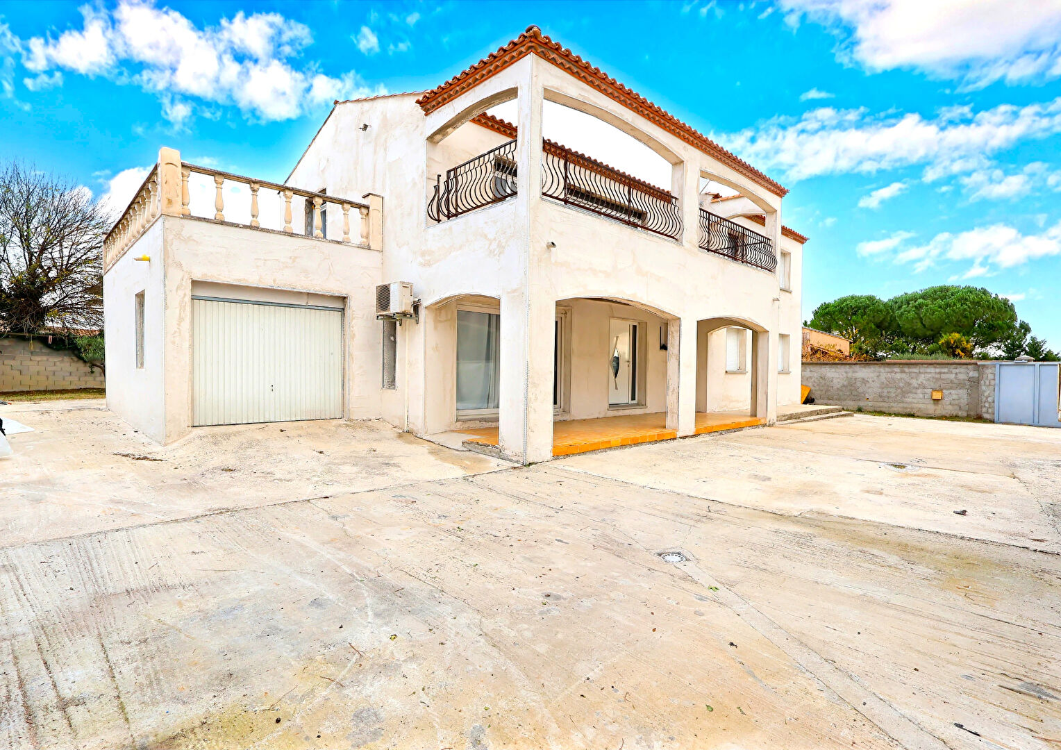 Villa T5 avec piscine de 224m² sur terrain de 995m²