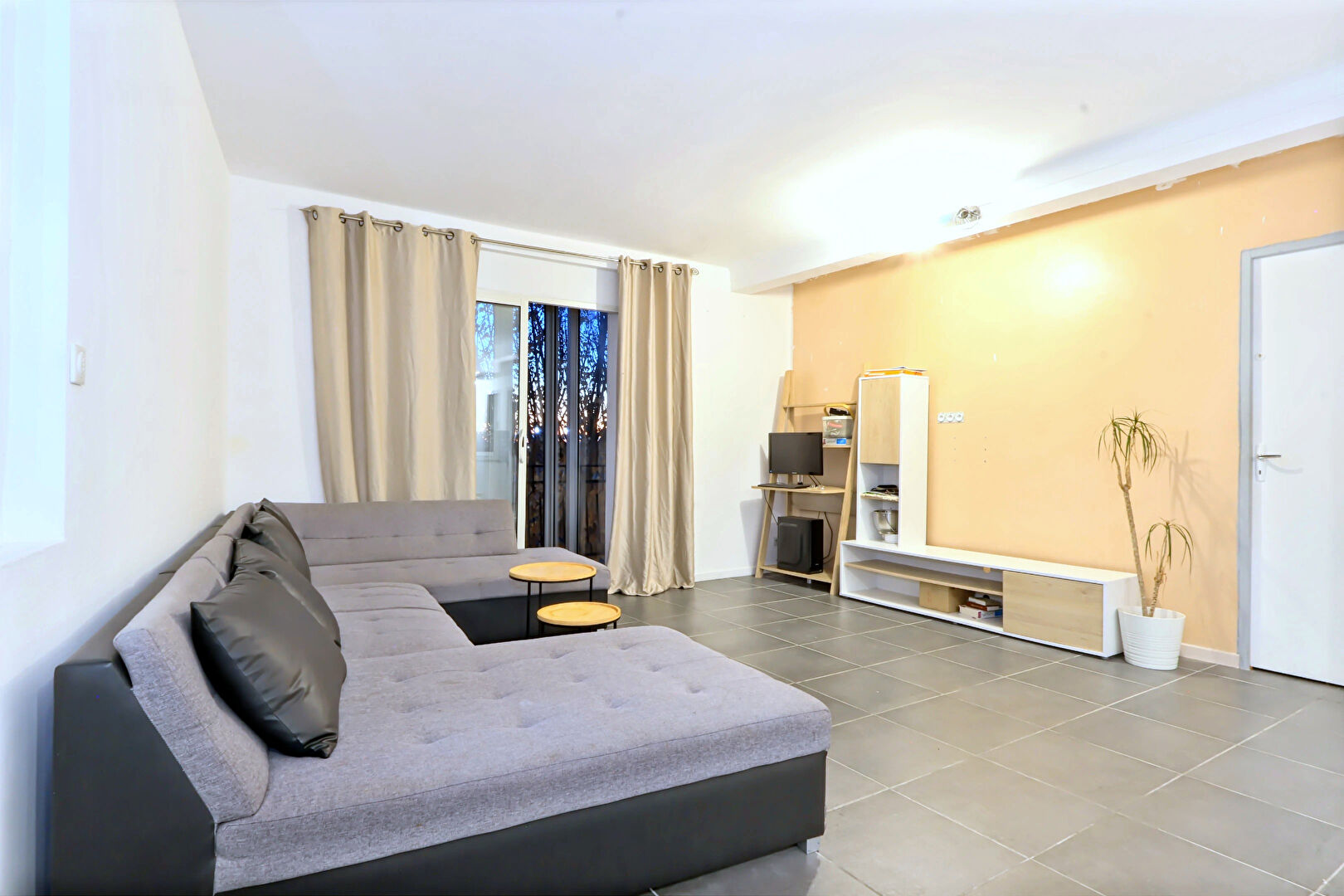 Lunel  - Grand appartement lumineux 5 pièces de 115 m² à 15 min de la mer