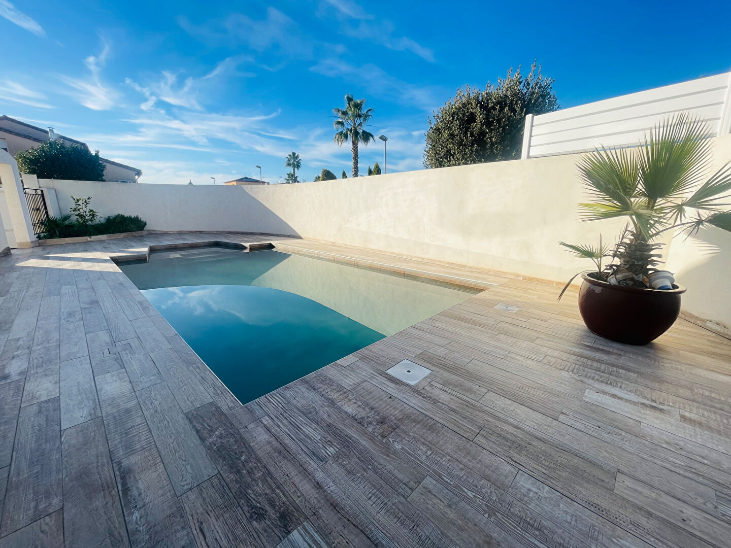 MAUGUIO 5 pièces 138 m2 sur 450 m2 avec Piscine, garage aménagé et cave