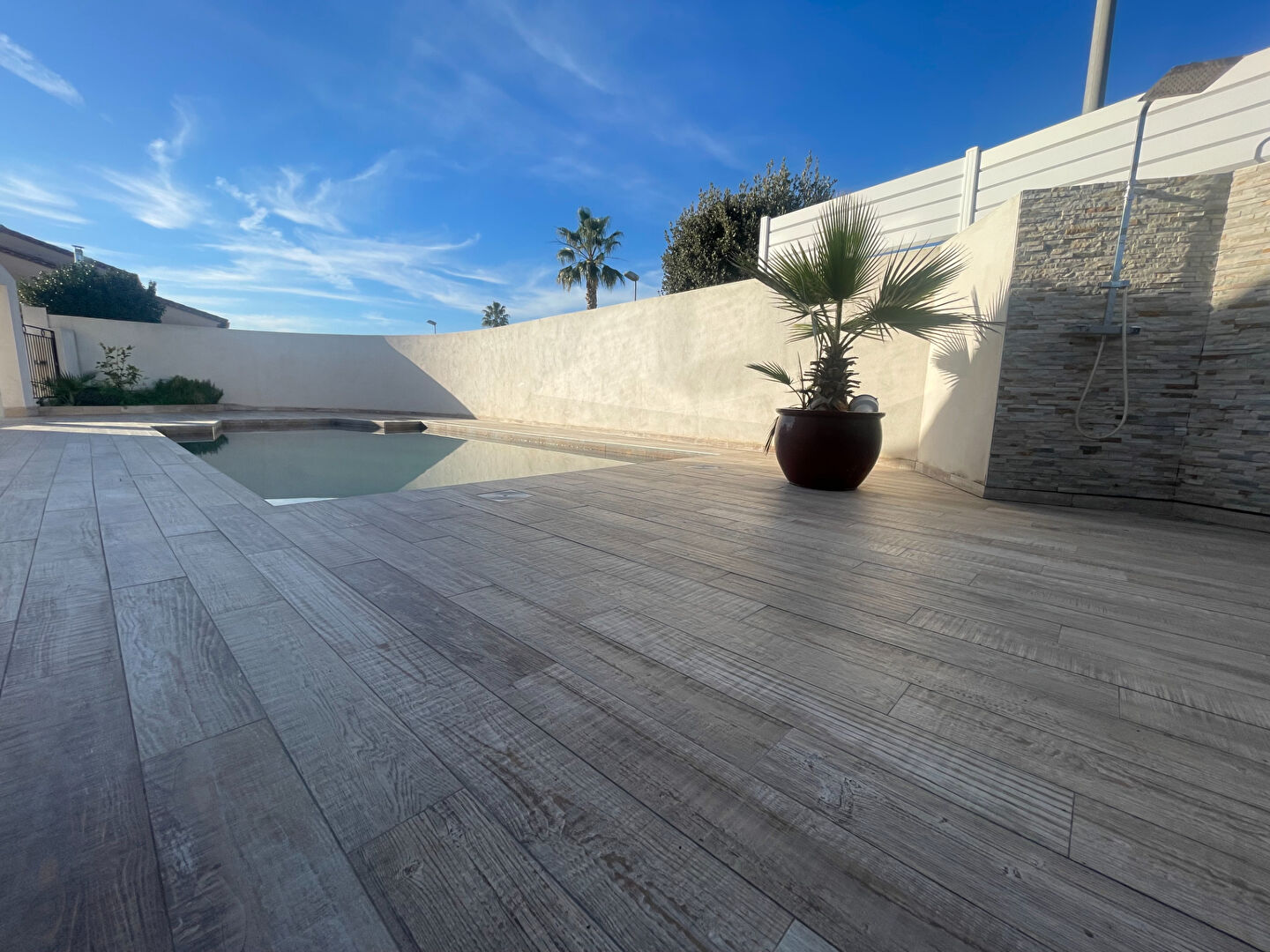 MAUGUIO 5 pièces 138 m2 sur 450 m2 avec Piscine, garage aménagé et cave