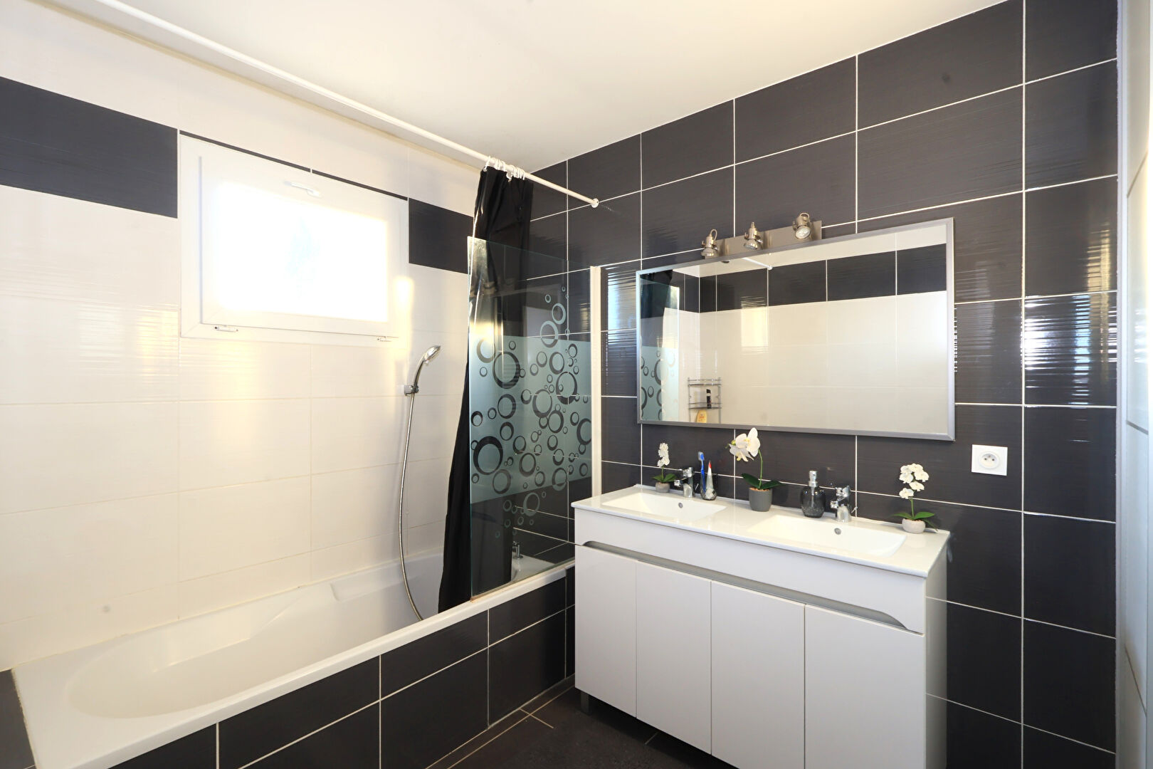 VILLA  LUNEL NORD T5 CONTEMPORAINE AVEC PISCINE 