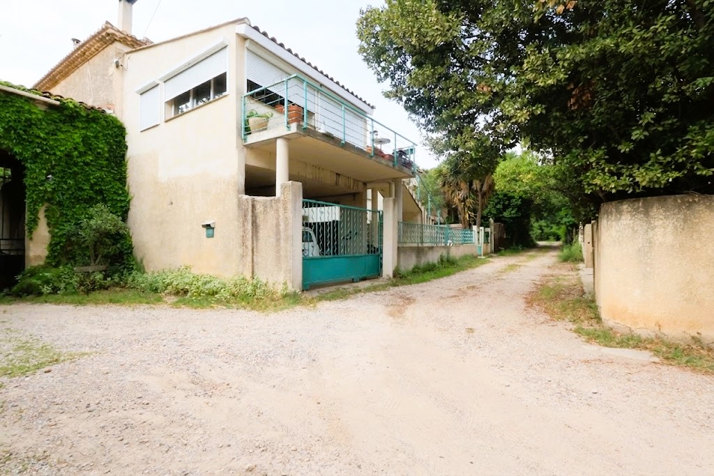 Exclusivité - MAUGUIO - Aux portes de Montpellier PROPRIETE rurale 5300m2 de terrain 2 logements 180m2 + appartement 60m2