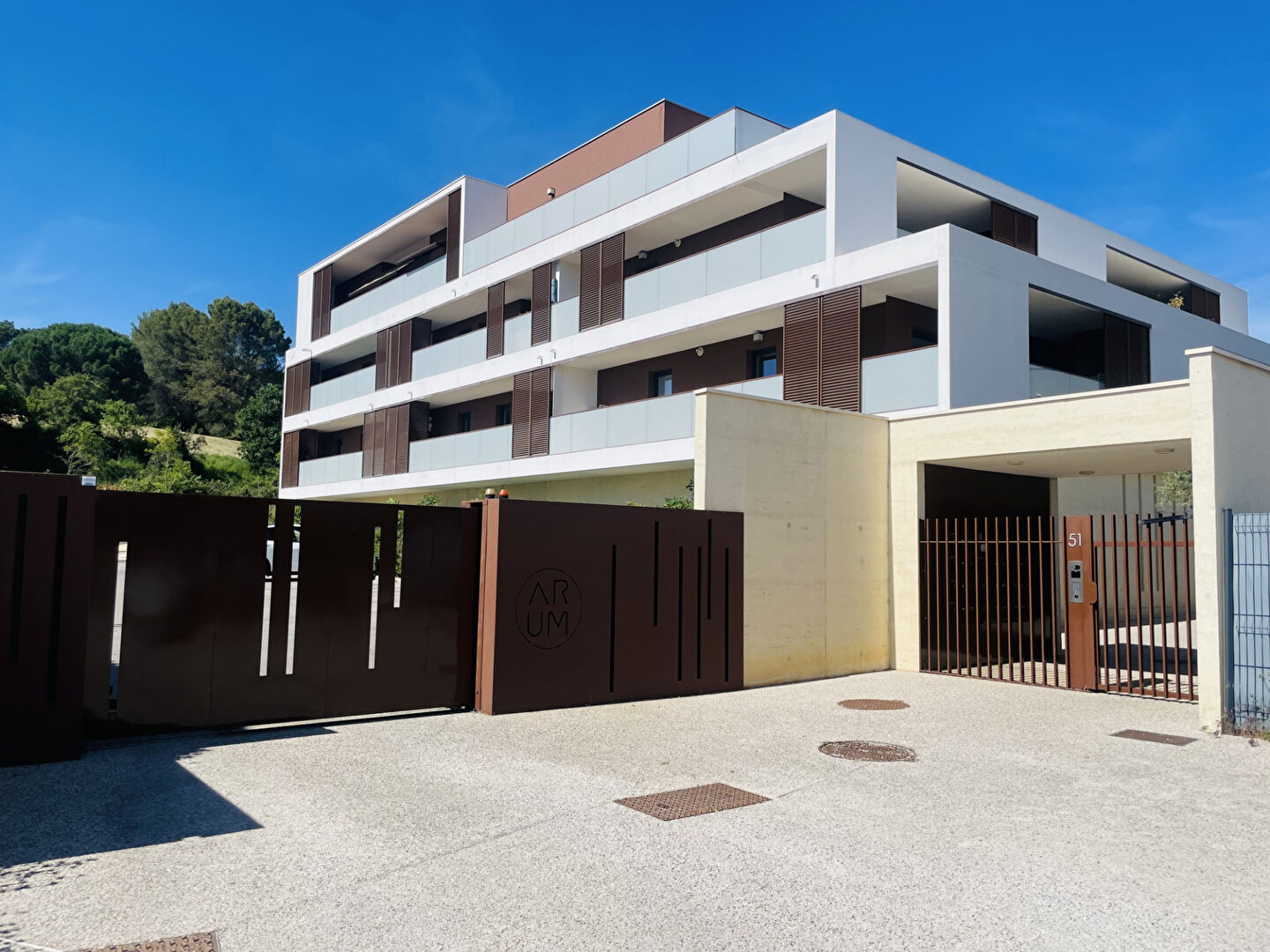 MAUGUIO 4 pièces 3 chambres 2 S.de bain, Terrasse en L 37 m2, parking + garage fermé