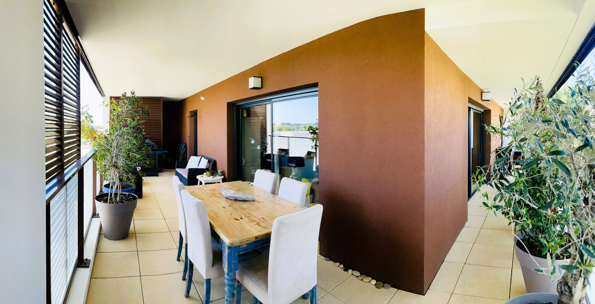 MAUGUIO 4 pièces 3 chambres 2 S.de bain, Terrasse en L 37 m2, parking + garage fermé