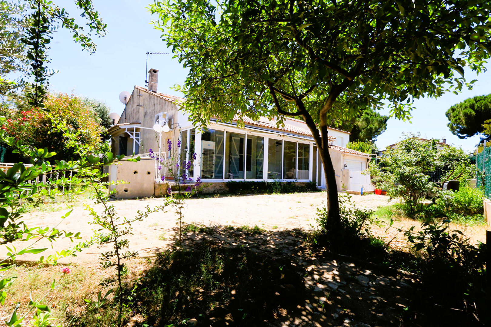 MAUGUIO Maison plain-pied 4 pièces 96 m2 sur terrain  piscinable de 418m2 Véranda chauffée + garage