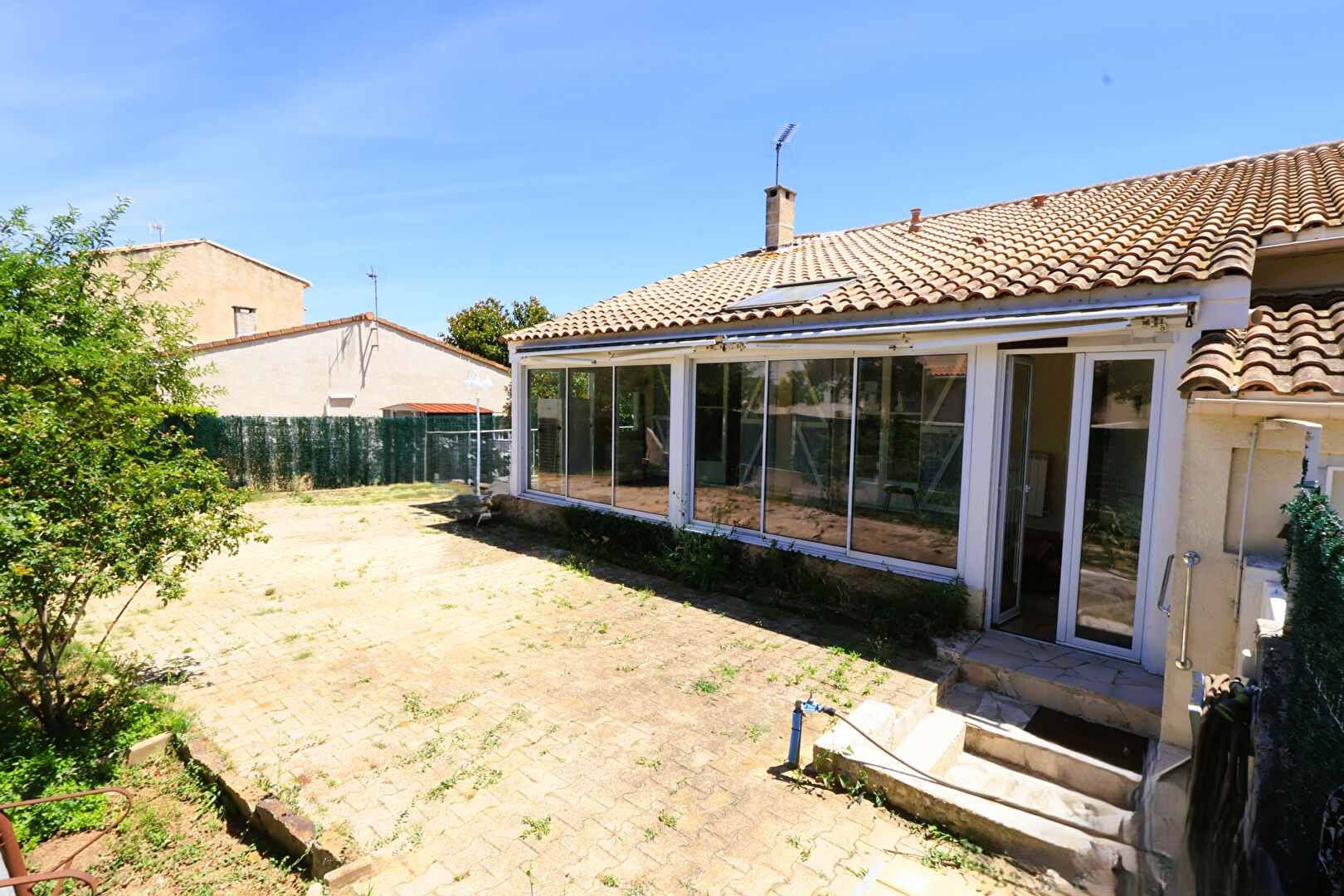 MAUGUIO Maison plain-pied 4 pièces 96 m2 sur terrain  piscinable de 418m2 Véranda chauffée + garage