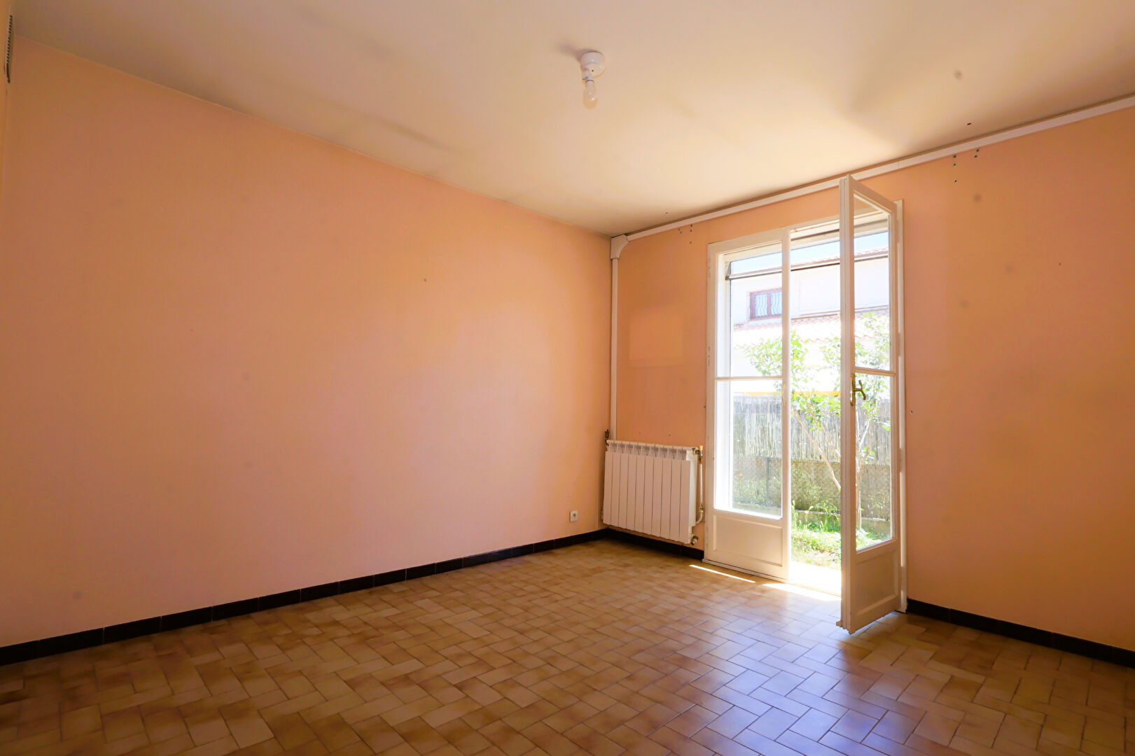 MAUGUIO Maison plain-pied 4 pièces 96 m2 sur terrain  piscinable de 418m2 Véranda chauffée + garage