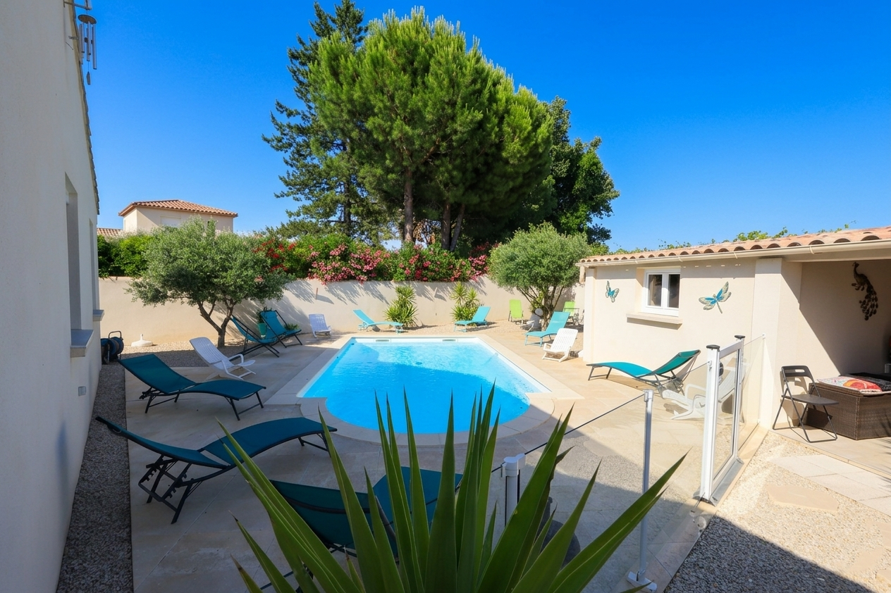 LUNEL  Villa T5 de plain-pied  avec piscine, pool-house de 50 m² et terrain de 722 m²