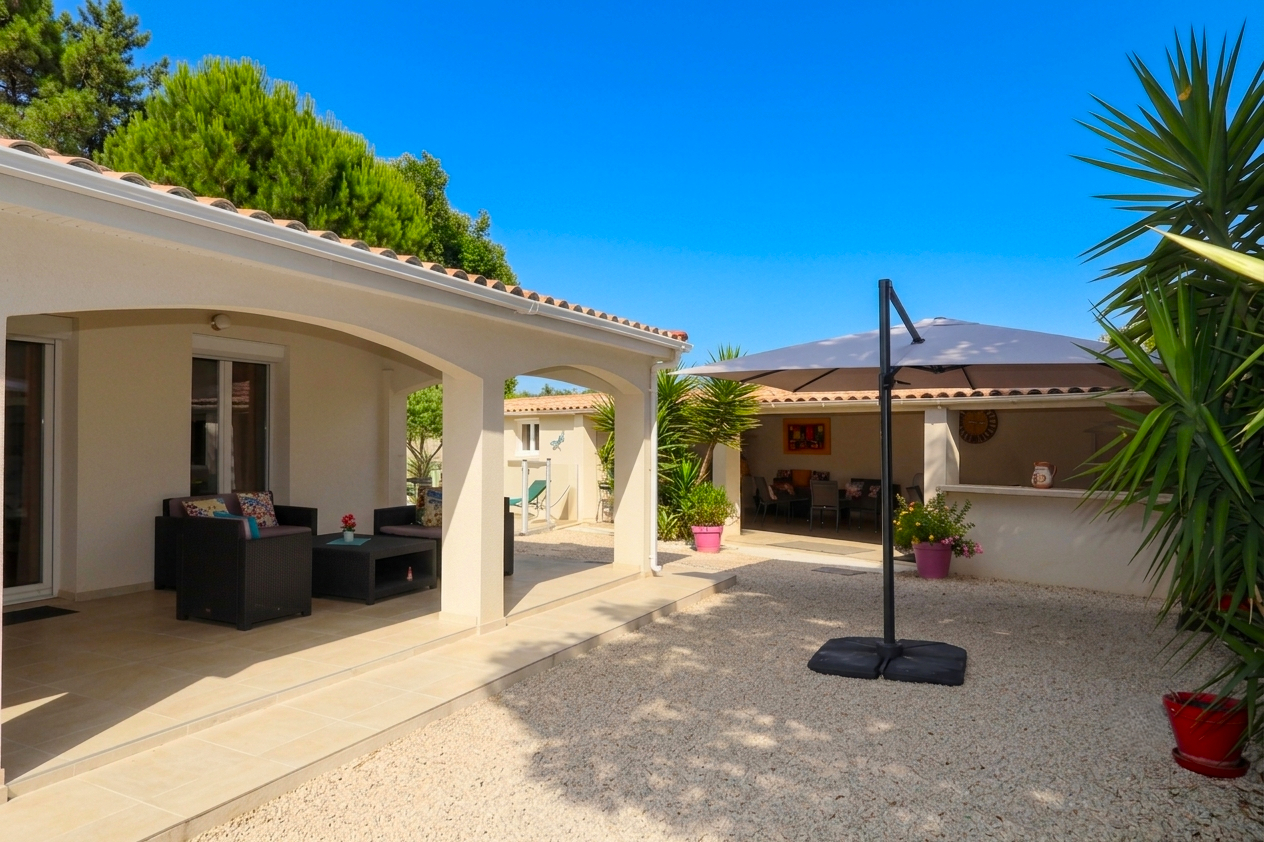 LUNEL  Villa T5 de plain-pied  avec piscine, pool-house de 50 m² et terrain de 722 m²