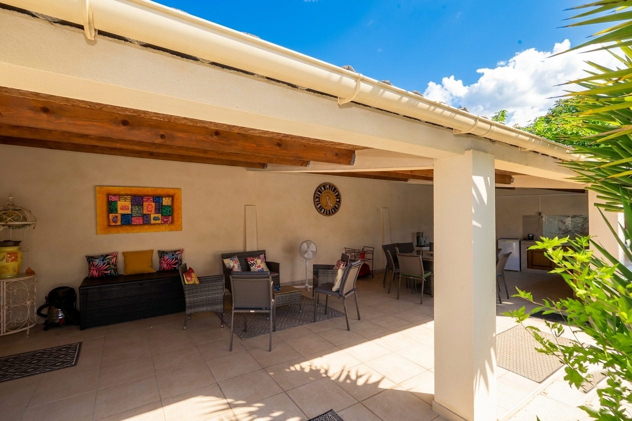 LUNEL  Villa T5 de plain-pied  avec piscine, pool-house de 50 m² et terrain de 722 m²