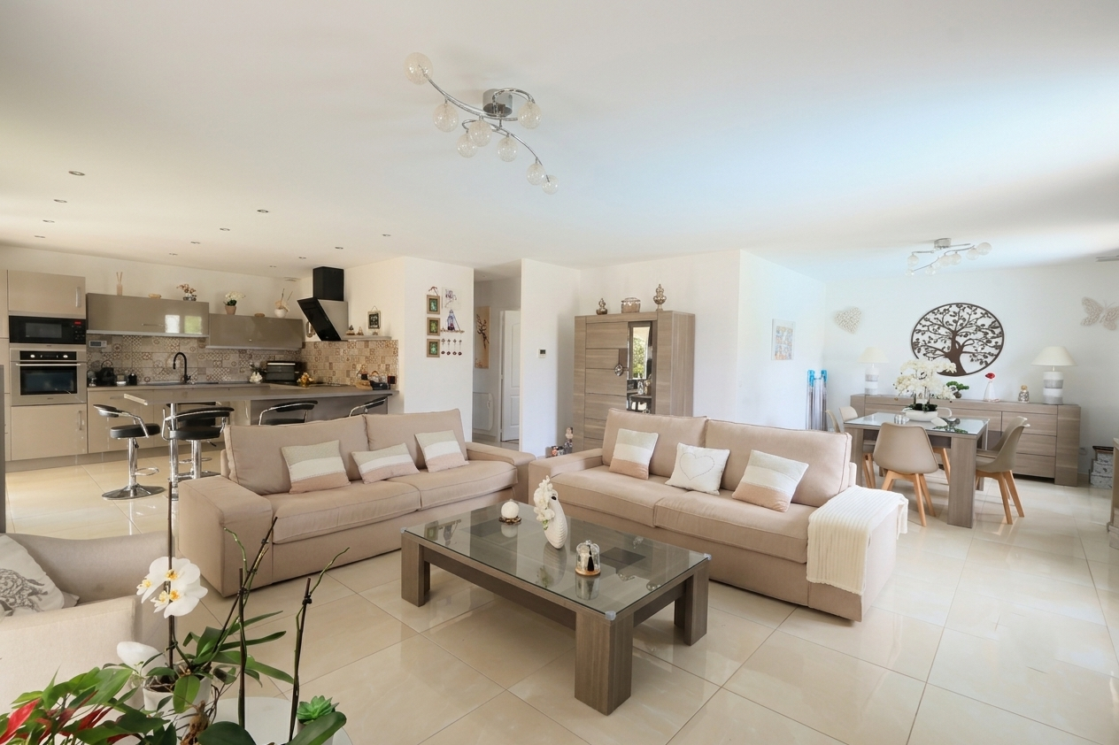 LUNEL  Villa T5 de plain-pied  avec piscine, pool-house de 50 m² et terrain de 722 m²