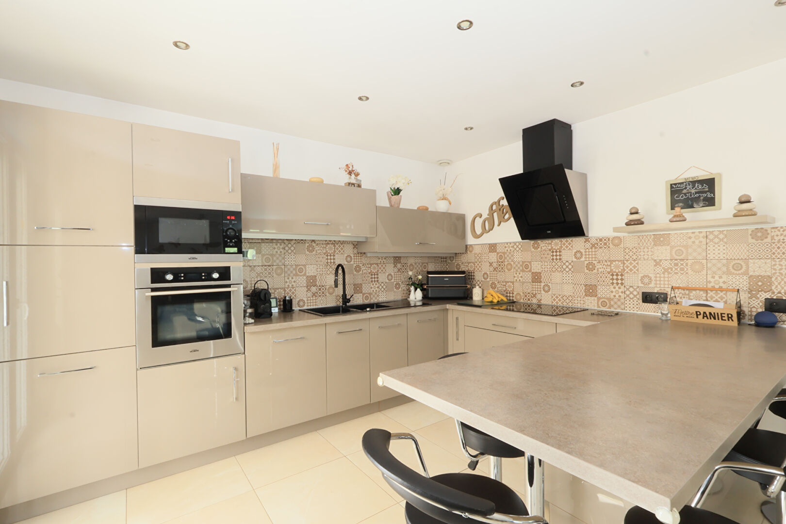 LUNEL  Villa T5 de plain-pied  avec piscine, pool-house de 50 m² et terrain de 722 m²