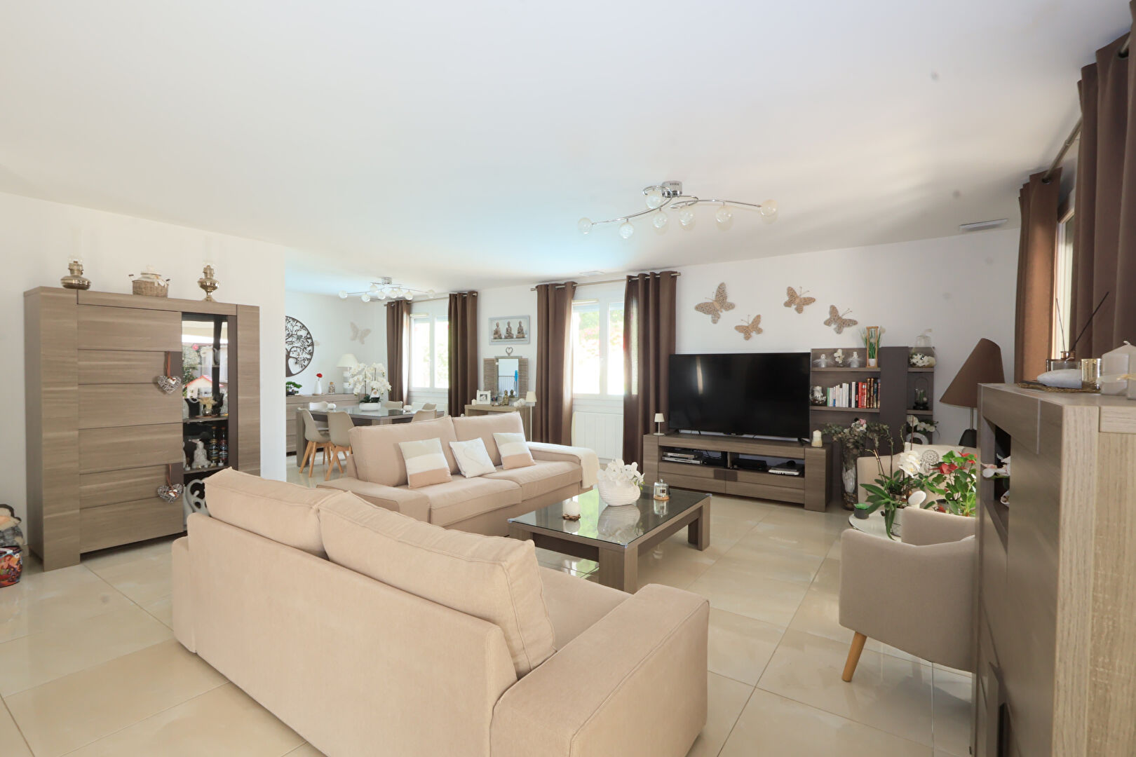 LUNEL  Villa T5 de plain-pied  avec piscine, pool-house de 50 m² et terrain de 722 m²