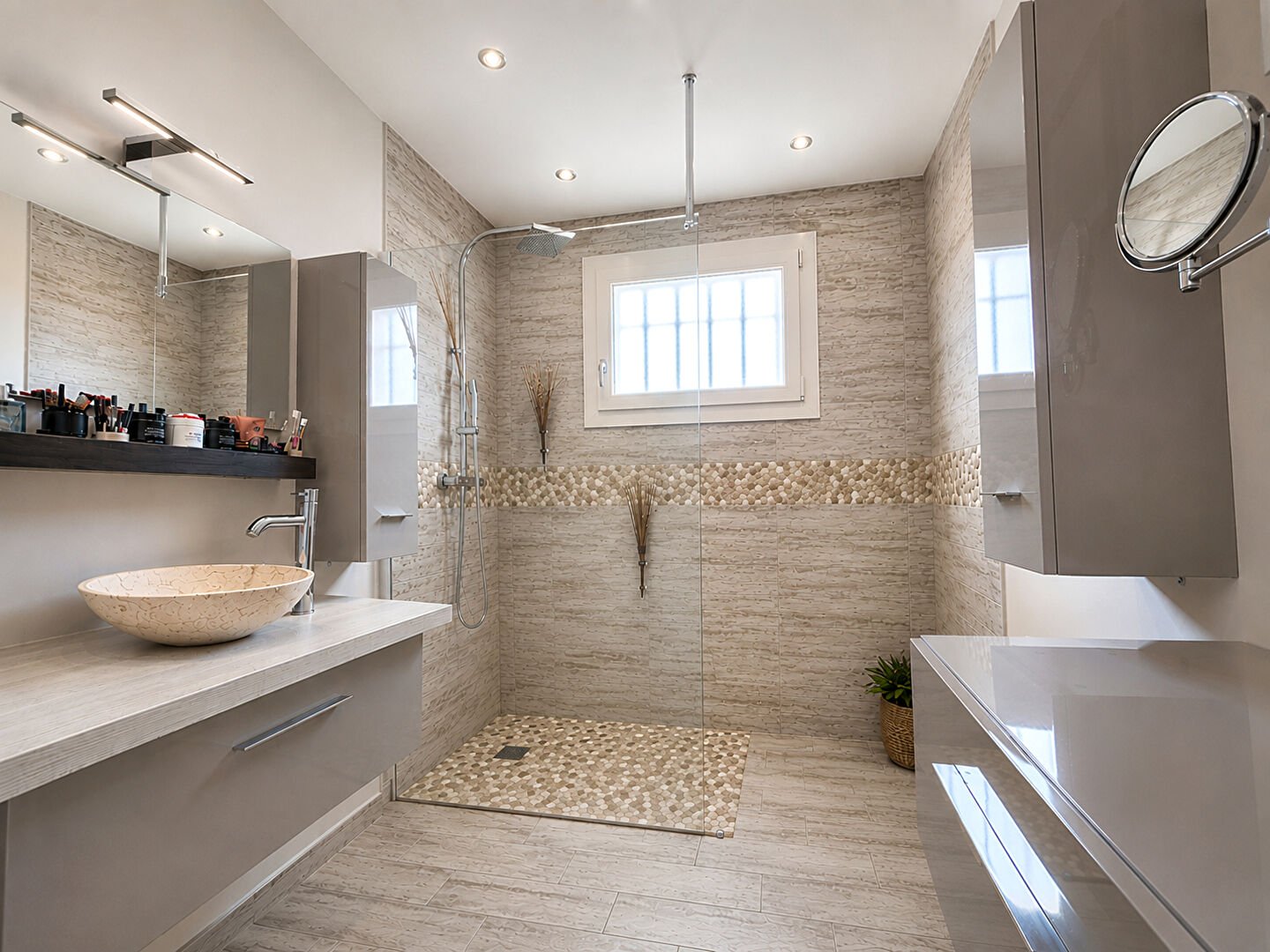 LUNEL  Villa T5 de plain-pied  avec piscine, pool-house de 50 m² et terrain de 722 m²