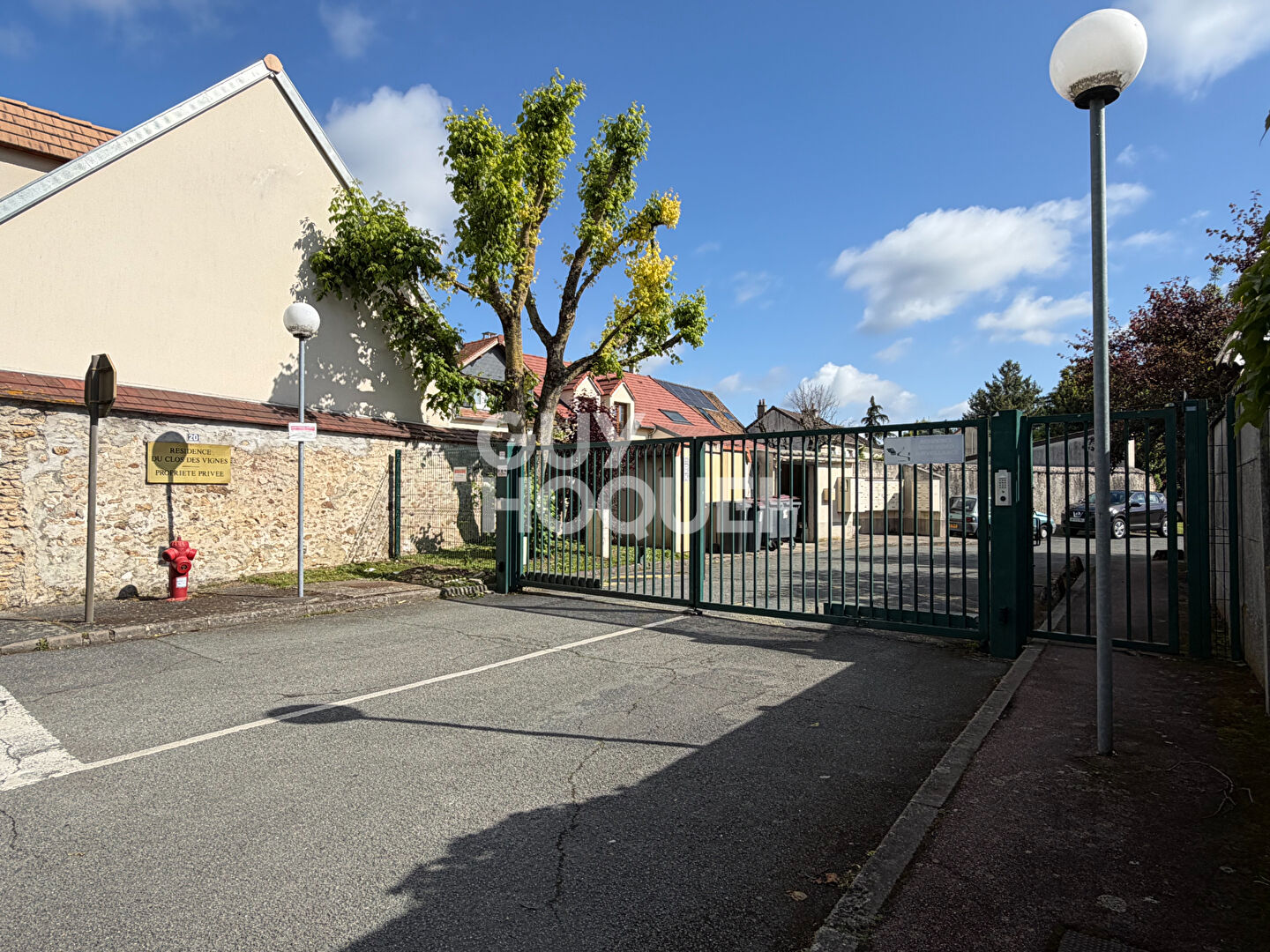 Appartement au Coudray-Montceaux avec box et place de parking