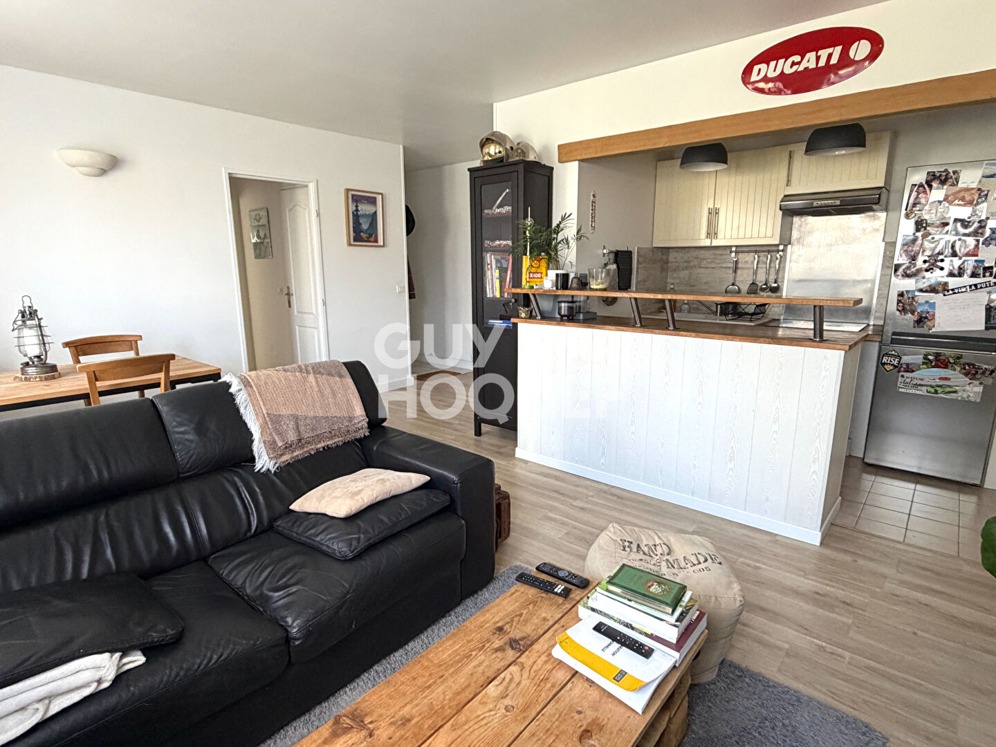 Appartement au Coudray-Montceaux avec box et place de parking