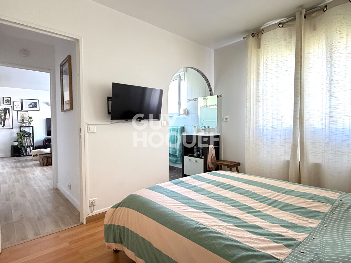 Appartement au Coudray-Montceaux avec box et place de parking