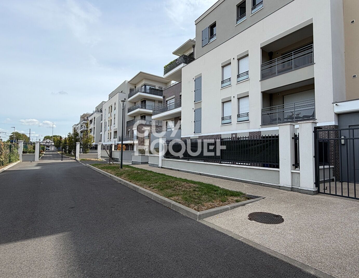 Appartement à Mennecy et 2 places de parking
