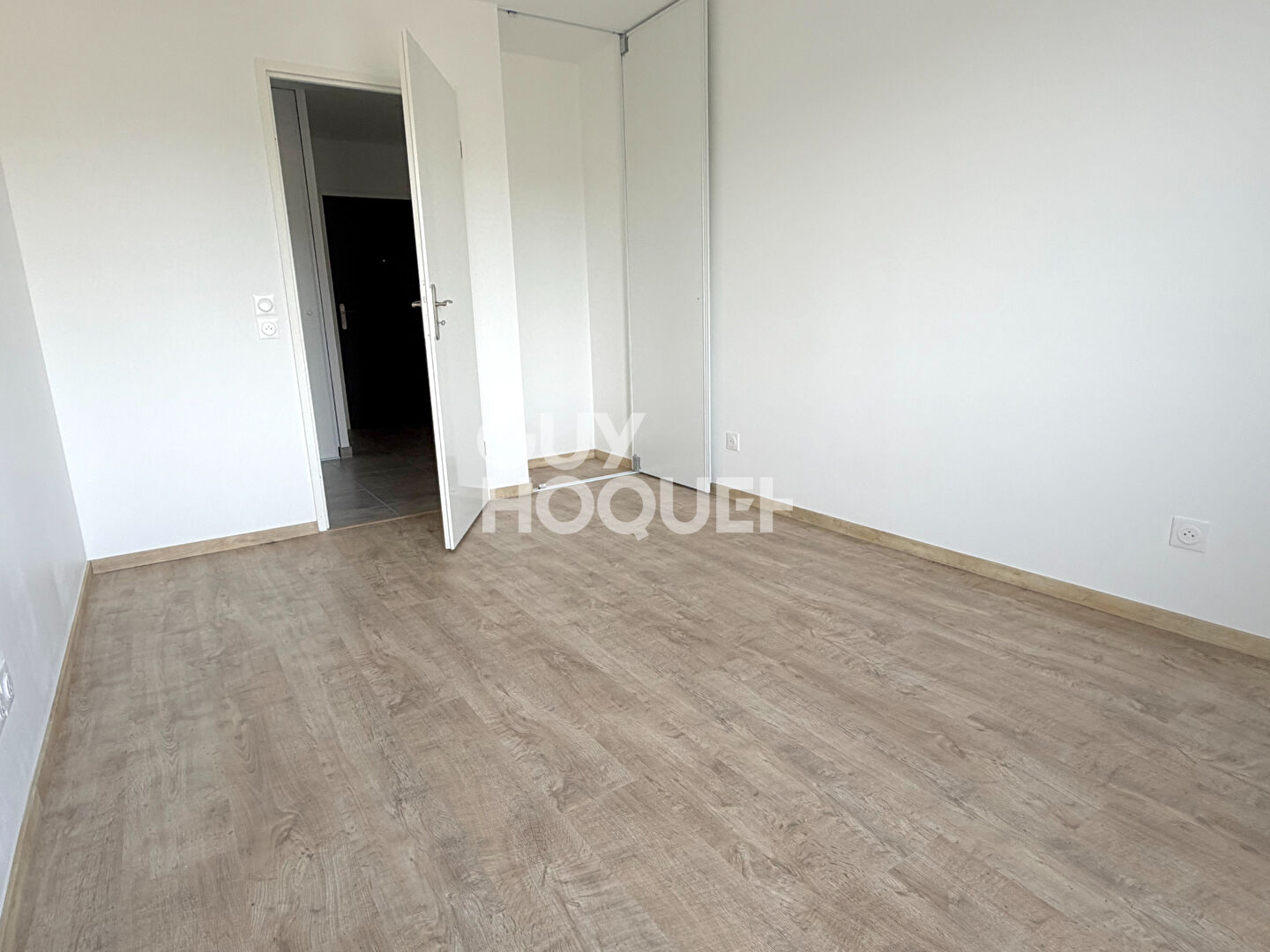 Appartement à Mennecy et 2 places de parking