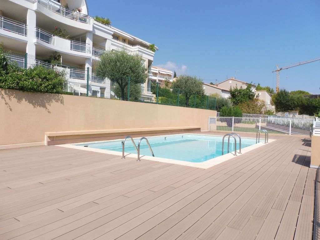 ROQUEBRUNE LE HAMEAU : STUDIO DE 19 M2 (VENDU MEUBLE) AVEC TERRASSE DE 15 M2, PARKING ET PISCINE