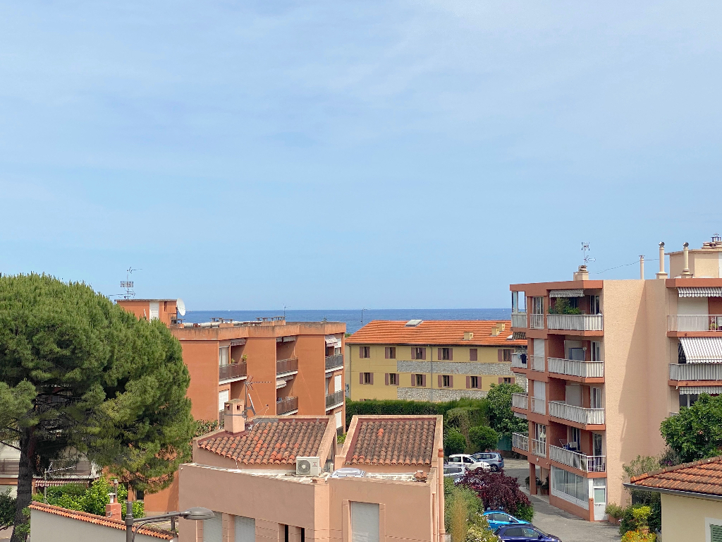 ROQUEBRUNE / QUARTIER DE LA PLAGE : 3 PIECES DE 77 M2 (DERNIER ÉTAGE) AVEC 26 M2 DE TERRASSE