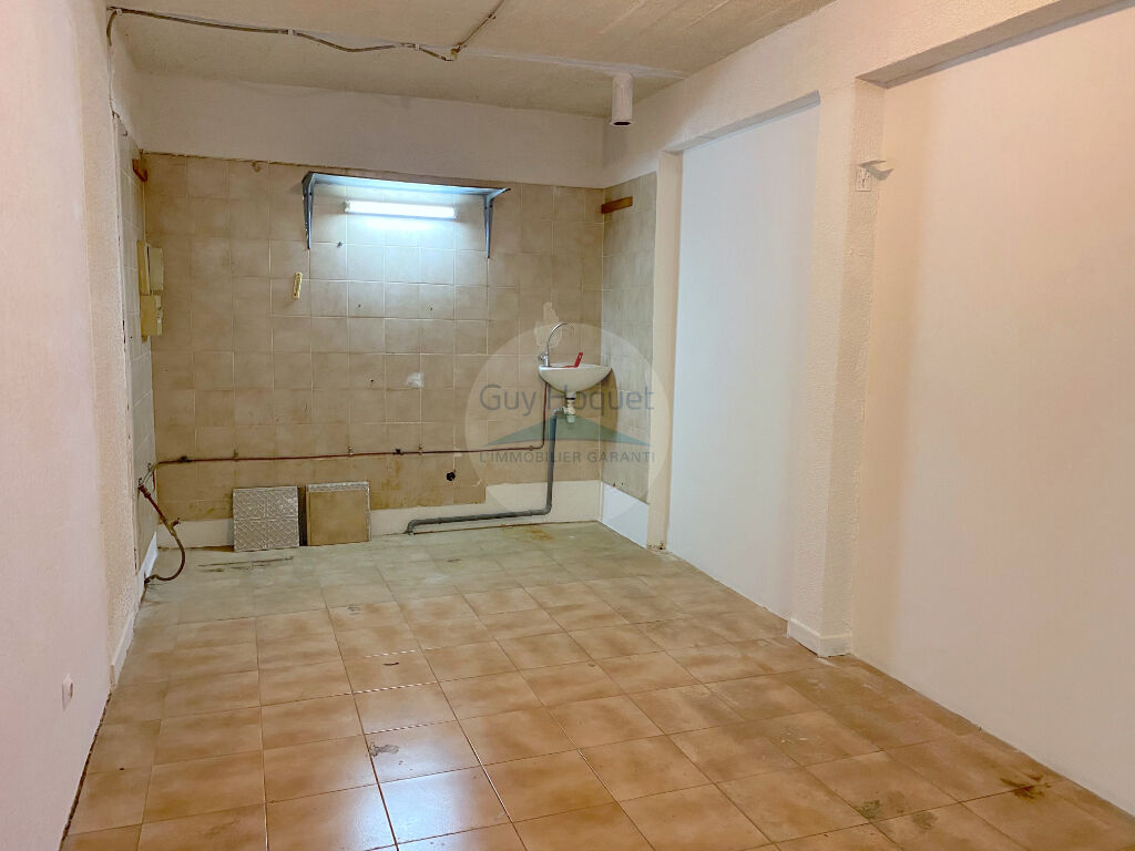 MENTON / CAREI :   - EXCLUSIVITÉ -  GARAGE DE 13 M2 AVEC EAU ET ELECTRICITE