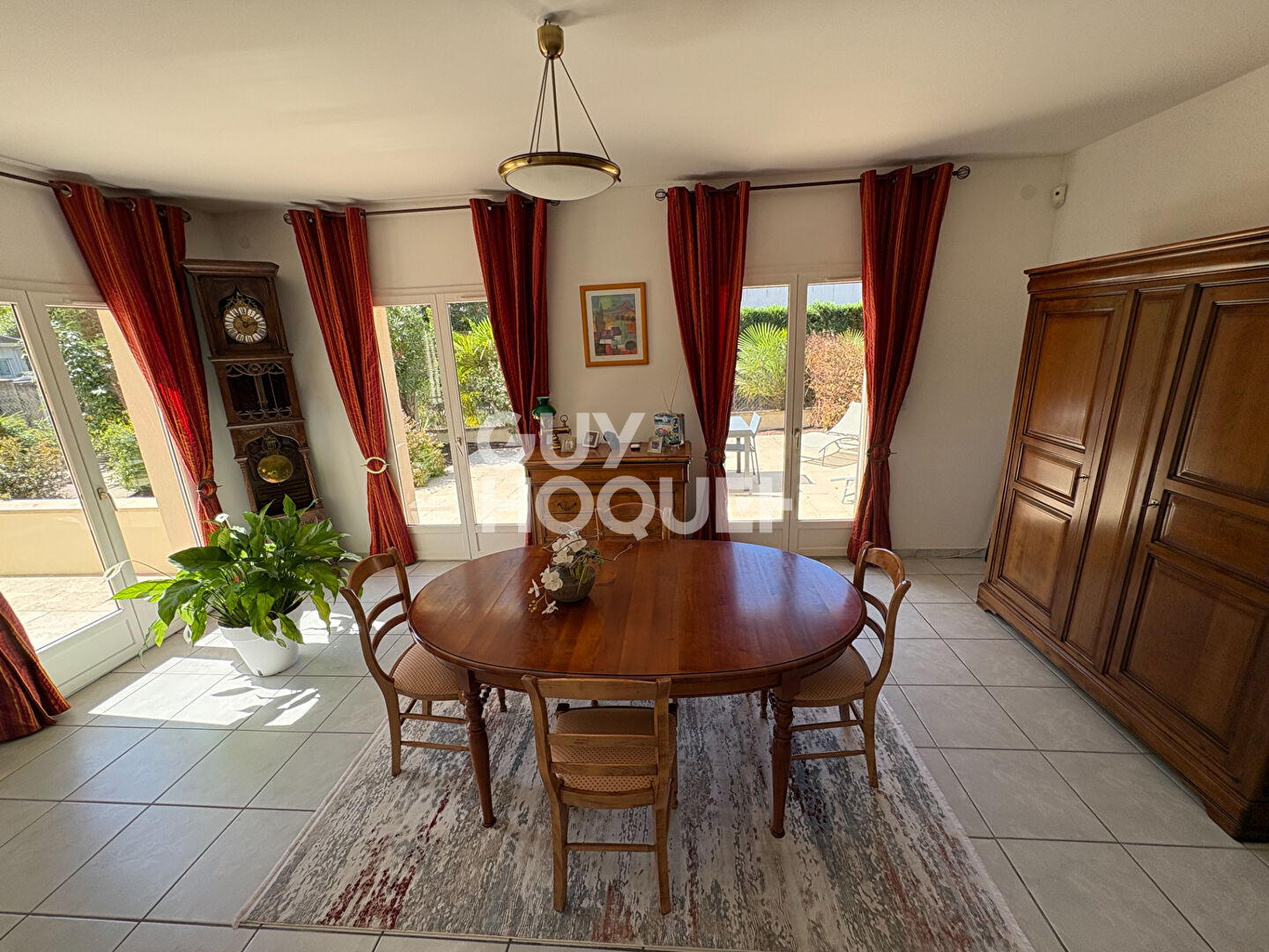 PROPRIÉTÉ FAMILIALE DE 225 M² AVEC PISCINE ET GARAGE