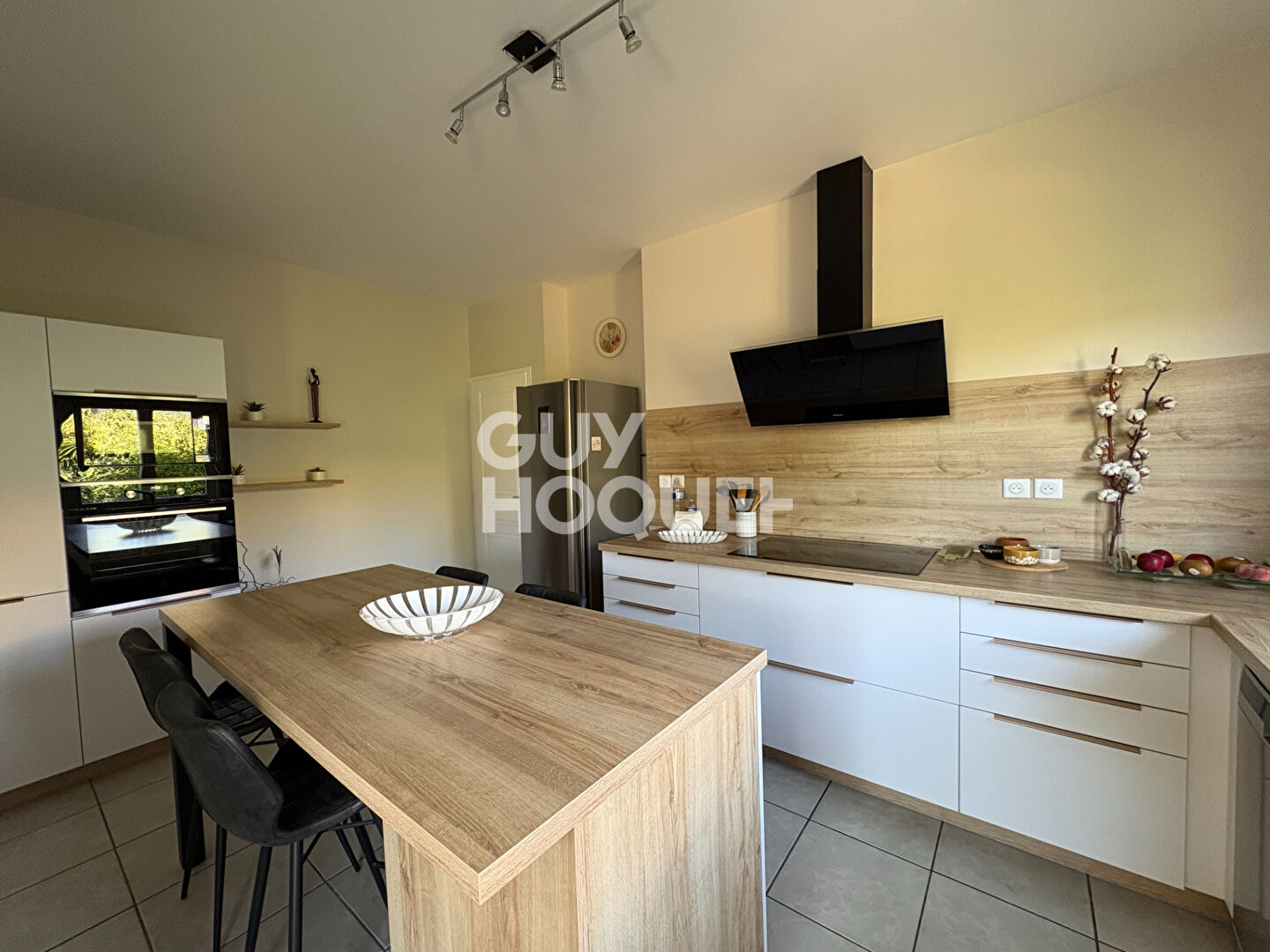 PROPRIÉTÉ FAMILIALE DE 225 M² AVEC PISCINE ET GARAGE