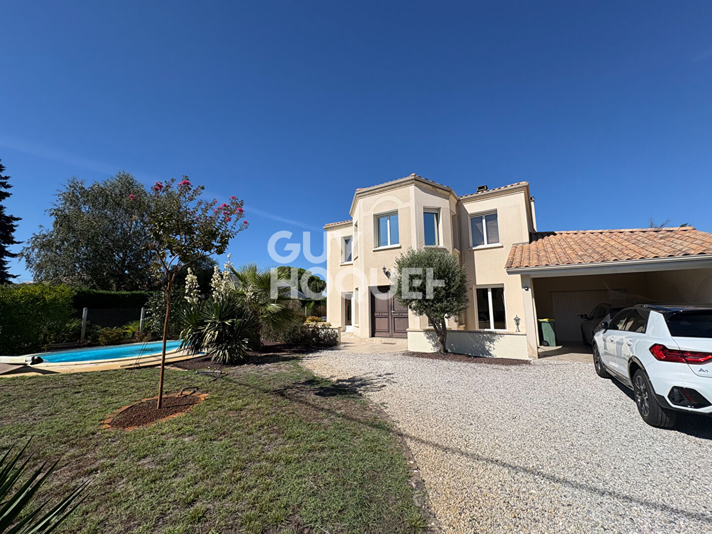 PROPRIÉTÉ FAMILIALE DE 225 M² AVEC PISCINE ET GARAGE