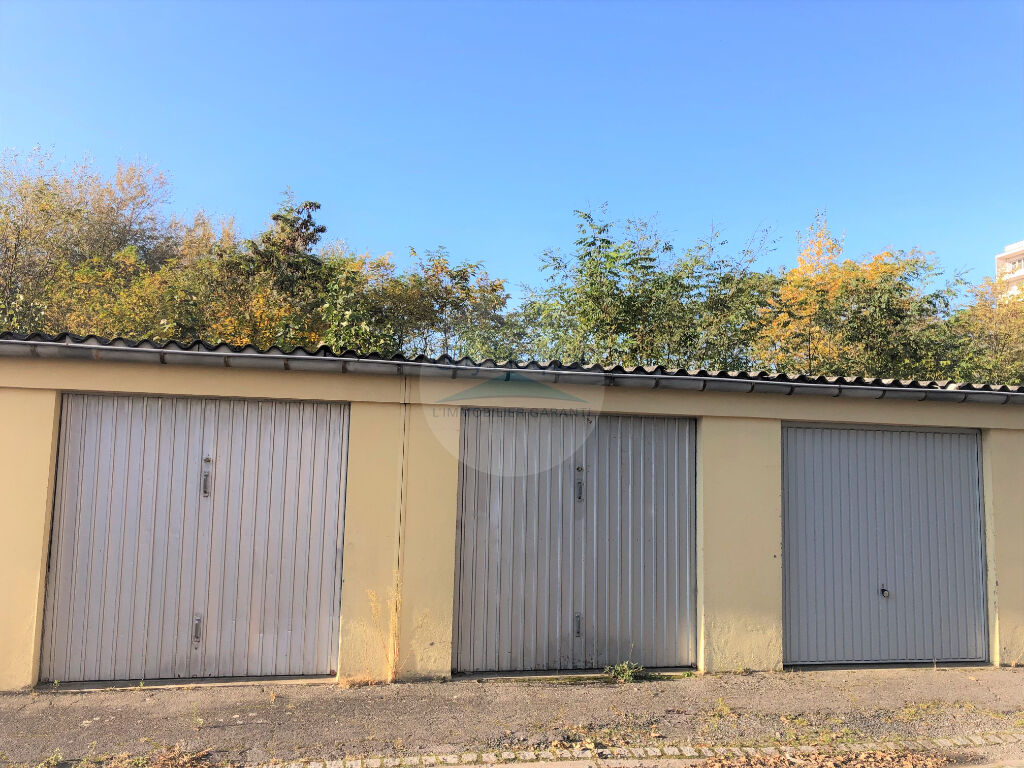 METZ - DEVANT LES PONTS ENSEMBLE DE 3 GARAGES FERMES !