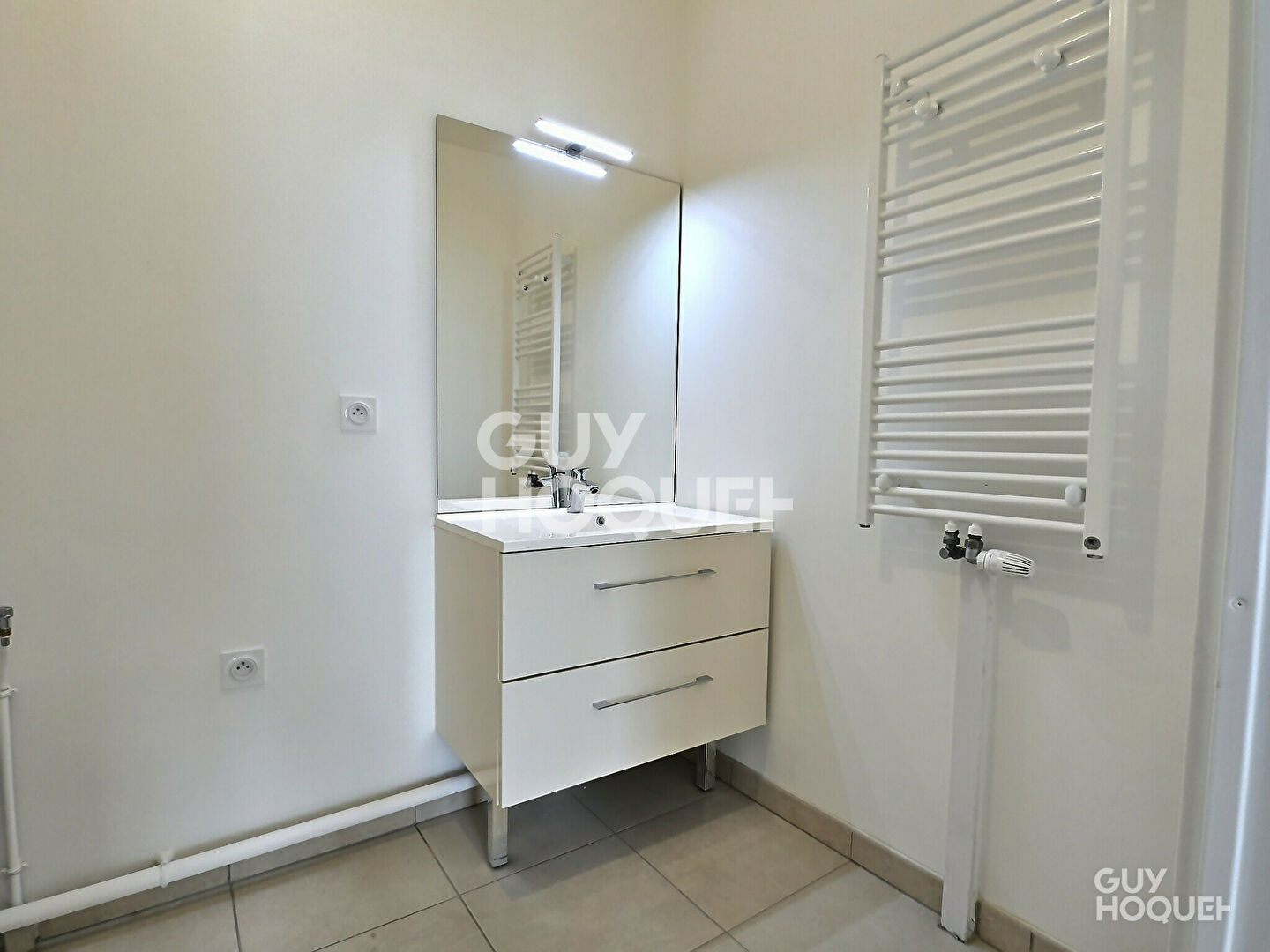 TRÈS BEAU 2 PIÈCES DE 42m² + BALCON + PARKING EN SOUS-SOL