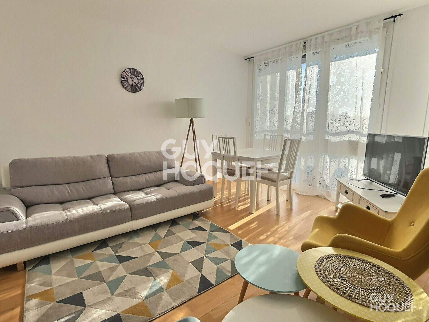 À LOUER ? BEAU TROIS PIÈCES MEUBLÉ AU DERNIER ÉTAGE