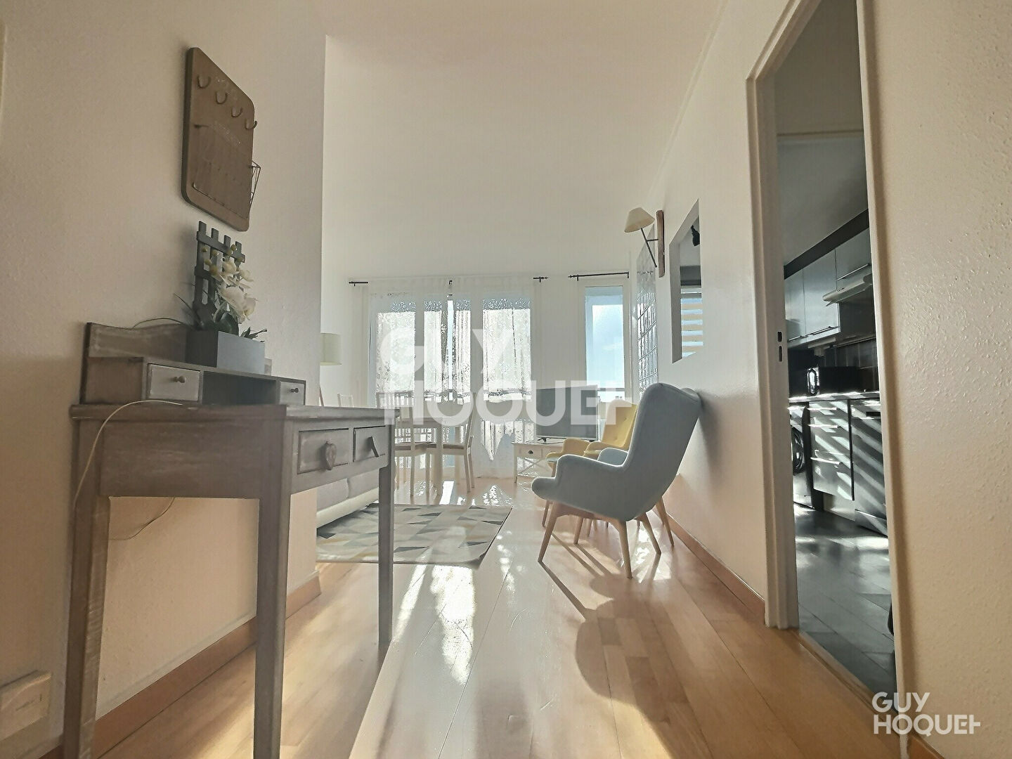 À LOUER ? BEAU TROIS PIÈCES MEUBLÉ AU DERNIER ÉTAGE