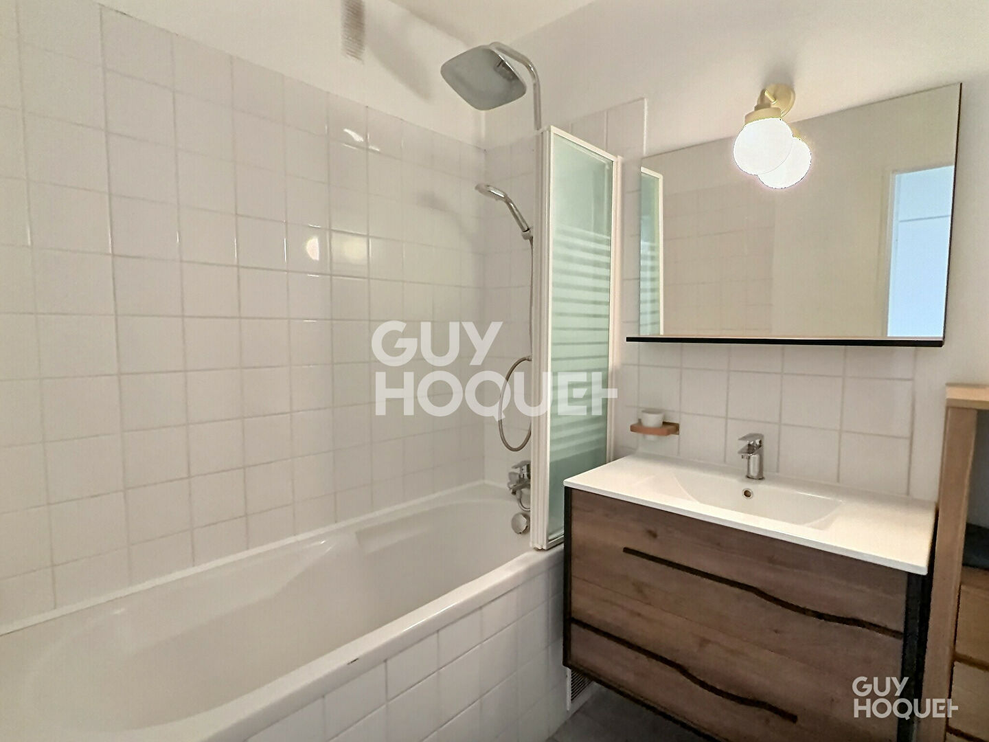 À LOUER ? BEAU TROIS PIÈCES MEUBLÉ AU DERNIER ÉTAGE