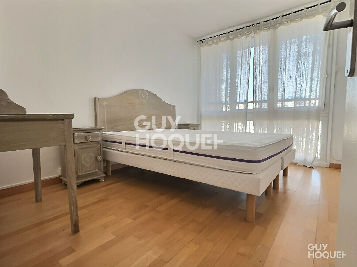 À LOUER ? BEAU TROIS PIÈCES MEUBLÉ AU DERNIER ÉTAGE