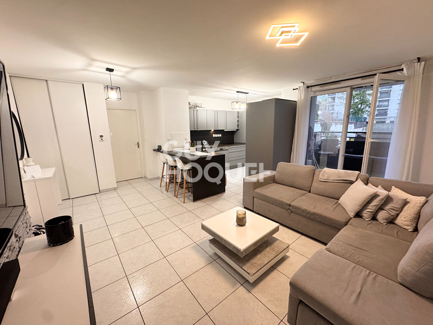 Appartement T3 , 70 m² , Plein centre de Vénissieux , Balcon, Résidence 2013