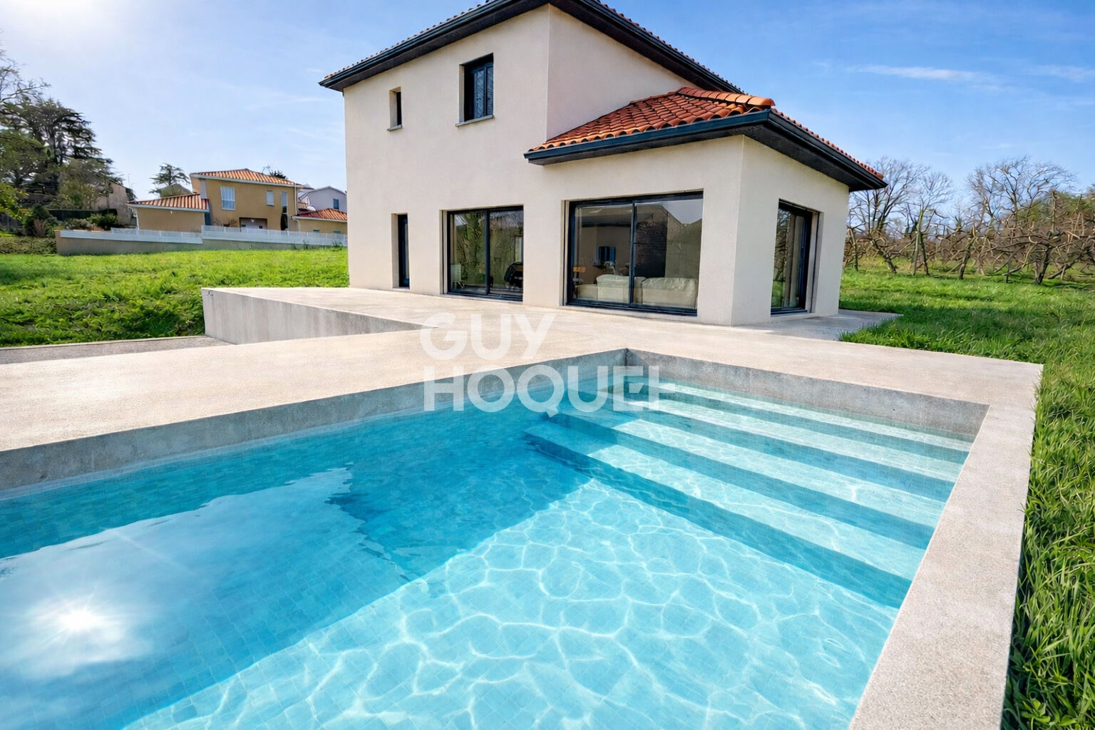 Maison contemporaine récente ? centre de Chazay-d'Azergues