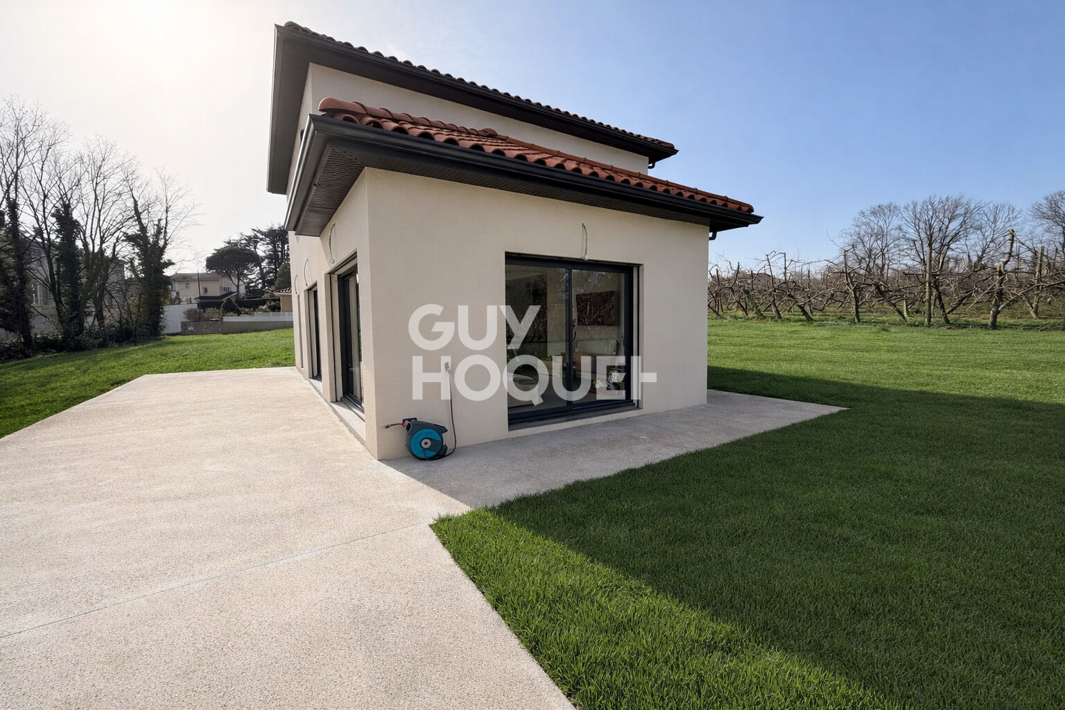 Maison contemporaine récente ? centre de Chazay-d'Azergues