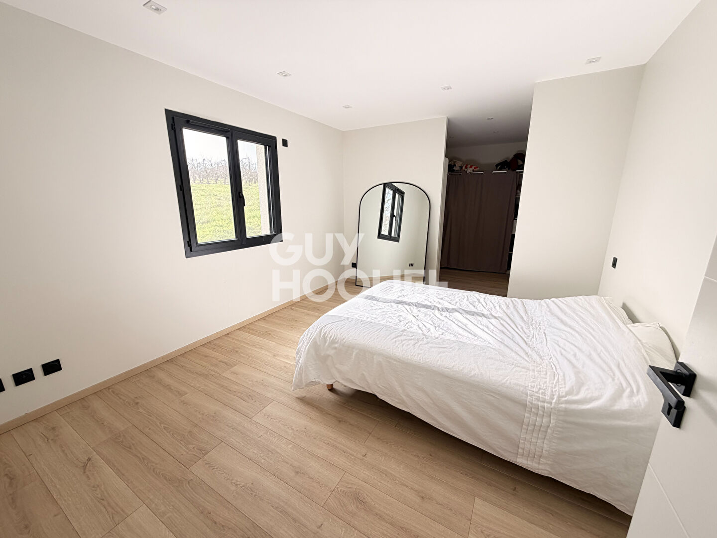 Maison contemporaine récente ? centre de Chazay-d'Azergues