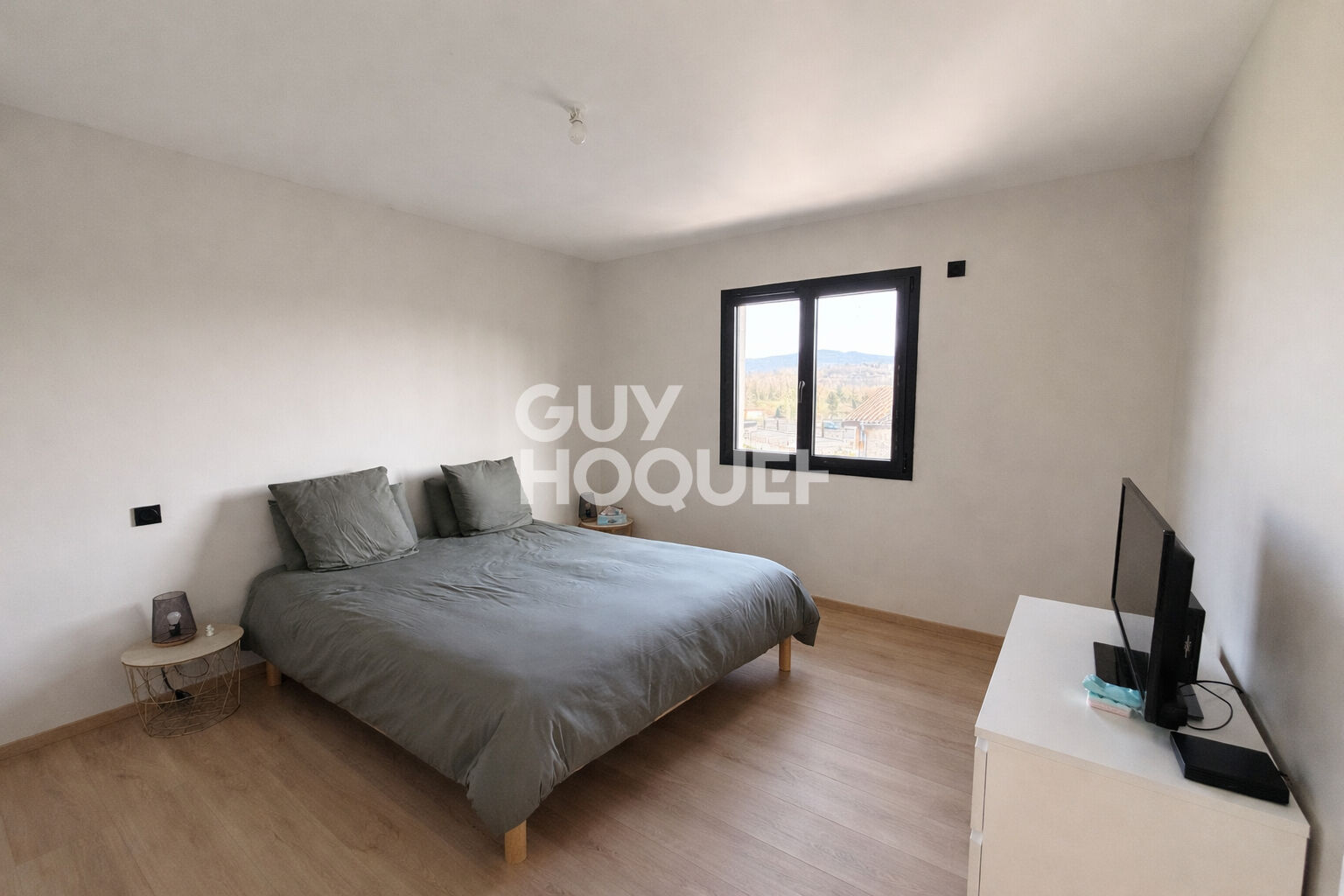 Maison contemporaine récente ? centre de Chazay-d'Azergues