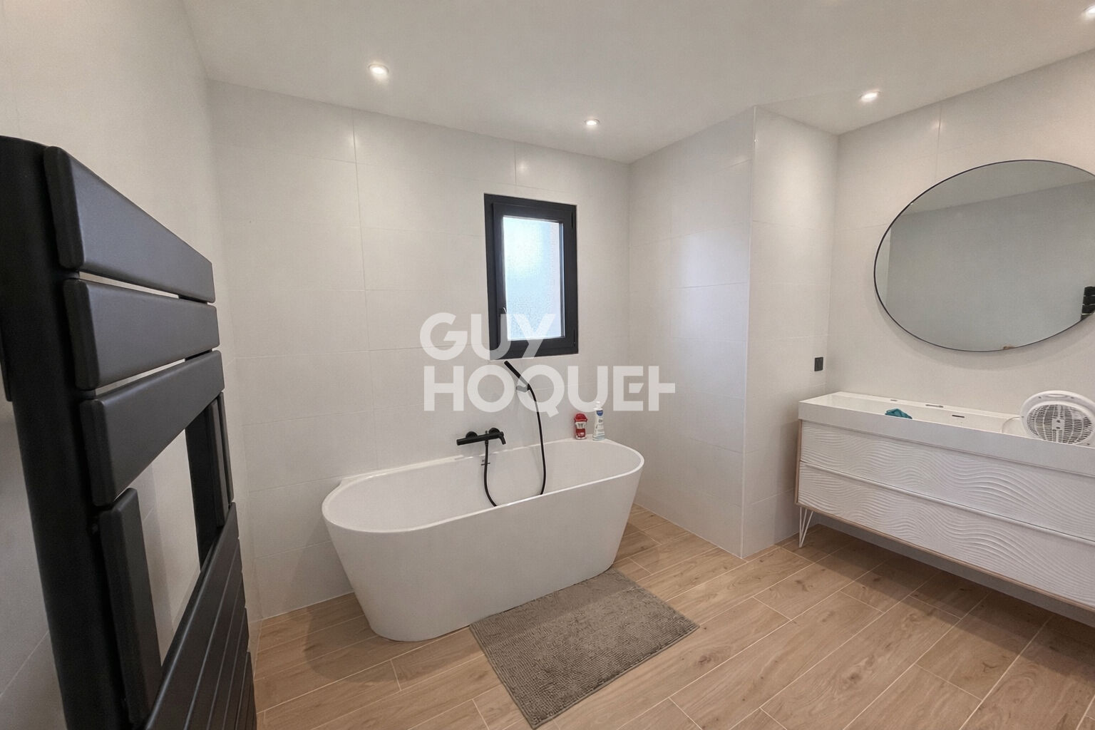 Maison contemporaine récente ? centre de Chazay-d'Azergues