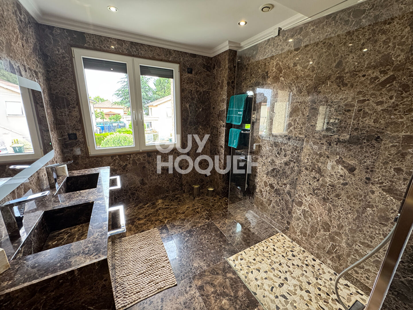 Maison spacieuse à vendre à Décines-Charpieu - 5 chambres et piscine !