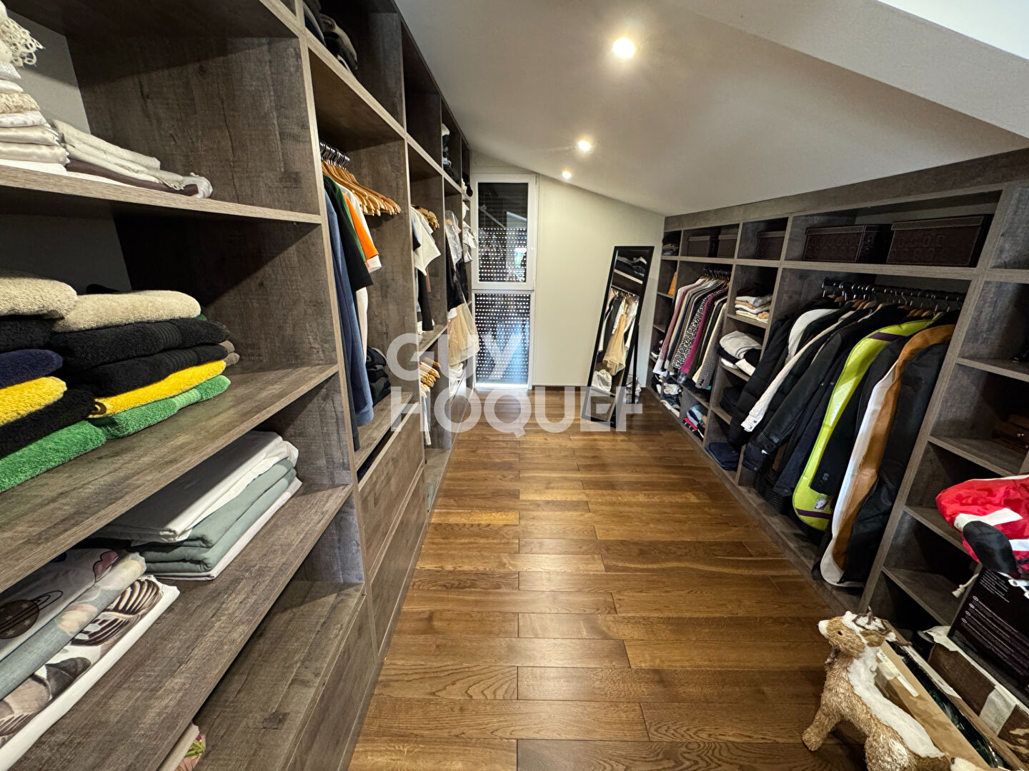 Maison spacieuse à vendre à Décines-Charpieu - 5 chambres et piscine !