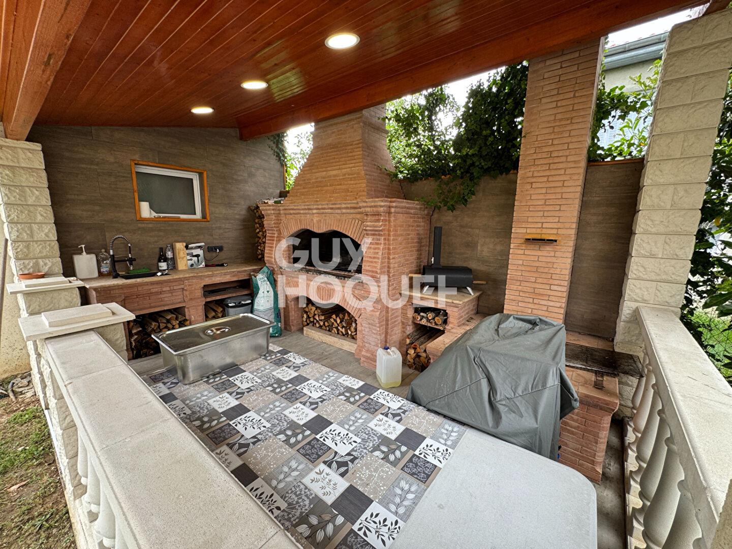 Maison spacieuse à vendre à Décines-Charpieu - 5 chambres et piscine !