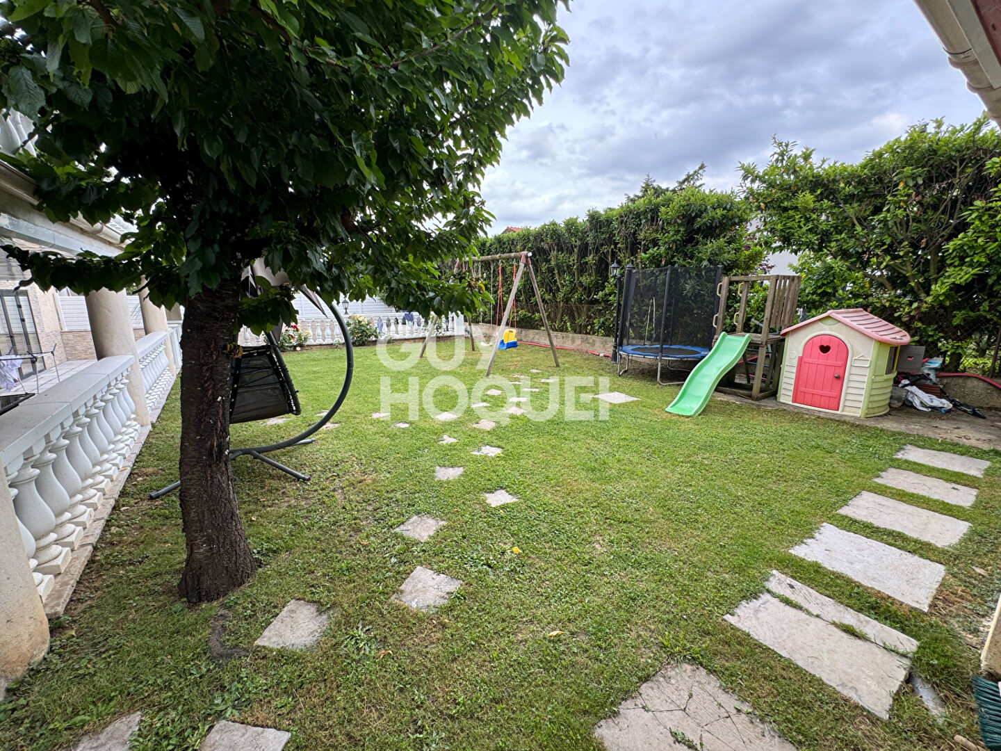 Maison spacieuse à vendre à Décines-Charpieu - 5 chambres et piscine !