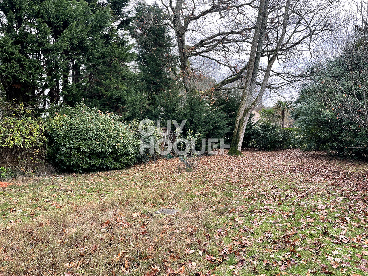 Terrain à bâtir de 700 m2 dans un quartier calme de Mezos