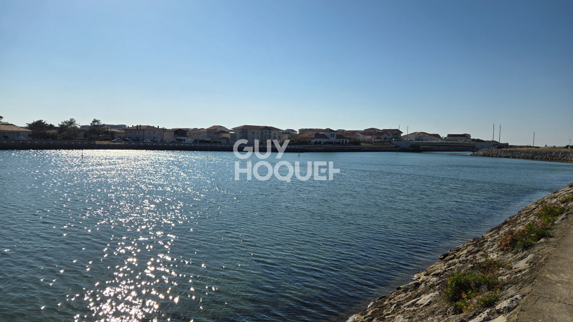 Studio avec vue imprenable sur le courant